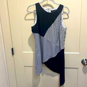 White House Black Market  SIZE M Printed Black/White Sleeveless Tunic Top